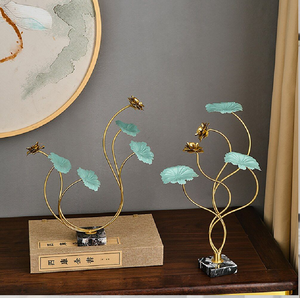 Elegantes esculturas de hojas de ginkgo y palma doradas sobre bases minimalistas. Decoración moderna para el hogar disponible a precios de mayorista. - Product Image 4