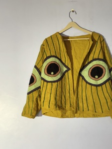 Veste brodée à la main motif œil turc moutarde – Manteau Suzani bohème à devant ouvert – Vêtement d'extérieur artistique et affirmé - Product Image 4