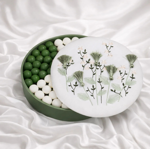 Boîtes cadeaux de luxe pour l'Aïd et le Ramadan, en lin, faites à la main, style floral, avec broderie personnalisée du logo, pour chocolats, desserts, dattes, cadeaux promotionnels - Product Image 1