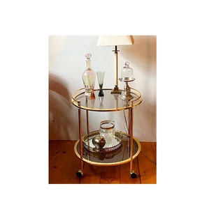 Chariot de service à vin rond en laiton de style mid-century modern avec étagères en verre et roulettes pour la décoration du salon - Product Image 2