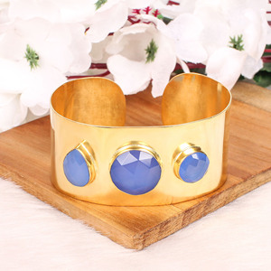Brazalete Contemporáneo con Gema de Calcedonia Azul |   Joyería de Latón Chapada en Oro para Mujer - Product Image 2
