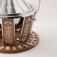 En gros Réchaud de buffet rond suspendu avec couvercle conique lisse effet miroir et base en bois naturel à motif treillis, ensemble individuel