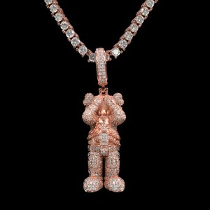 Pendentifs et breloques personnalisés en moissanite VVS style dessin animé, bijoux de luxe en or sertis de diamants, certifiés IGI, pour hommes - Product Image 2