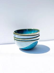 Bol à dessert compact en céramique, finition Aqua Radiance, forme profonde et lisse, qualité alimentaire, durable, accent décoratif pour une mise en scène de table contemporaine - Product Image 3