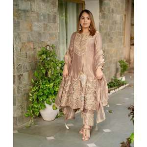 Conjunto de traje de fiesta de trabajo de secuencia de bordado pesado para mujer con trabajo de lentejuelas elegante - Product Image 1