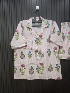 เสื้อครอปและกางเกงขาสั้นลายดอกไม้ ผ้าฝ้ายออร์แกนิค 100% ระบายอากาศได้ดี นุ่มพิเศษ เซ็กซี่ สวมใส่สบาย - Product Image 3