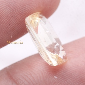 พลอยแซฟไฟร์สีเหลืองทรงเรเดียนท์คัท 8 กะรัต ธรรมชาติ |   พลอยเหลืองอ่อนทรงเหลี่ยมขนาด 14x10 มม. สำหรับทำเครื่องประดับ ราคาขายส่ง - Product Image 3