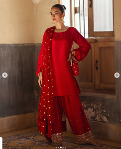 Sari de Seda Rojo SADIA AUN HUTE COUTURE con Bordado Dorado, Traje Tradicional Indio para Bodas, Largo hasta el Suelo, Corte Regular para Mujer - Product Image 1