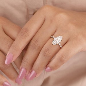 แหวนหมั้นมาร์คีสโมอิสซาไนต์ เงินแท้ 925 ชุบทอง 14K ประดับเพชรด้านข้าง แหวนเครื่องประดับเจ้าสาวสุดหรู - Product Image 3