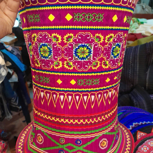 Lanterne en soie de Hoi An, Vietnam, en fibres naturelles, pour une décoration intérieure écologique et des cadeaux de pendaison de crémaillère uniques par 99 Gold Data - Product Image 4