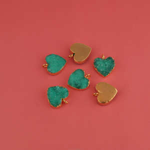 Charmes en forme de cœur en druzy vert faits à la main avec bordure dorée électro-plaquée, pendentif en pierre précieuse pour la création de bijoux - Product Image 2