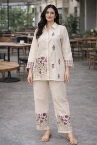 Ensemble coordonné marron de haute qualité pour femmes, manches courtes, disponible à bas prix pour les occasions habillées et les soirées. - Product Image 6