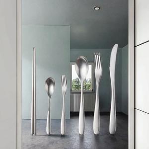 ชุดช้อนส้อมสแตนเลสคุณภาพสูง ขัดเงาอย่างดี เหมาะสำหรับงานบุฟเฟ่ต์ งานเลี้ยงสังสรรค์ หรือมื้อค่ำครอบครัว ใช้งานได้ยาวนาน ทนทาน ใช้ซ้ำได้ - Product Image 2