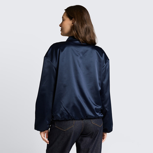 Veste en satin décontractée surdimensionnée en polyester de couleur bleu marine avec fermeture éclair et manches longues, en satin de soie, taille personnalisée, modèle Becky - Product Image 2