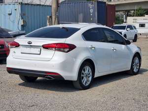 K3 Forte 2017 Blanc, Voiture d'occasion économique et durable, berline à essence automatique 5 places, R16 Euro VI - Product Image 2