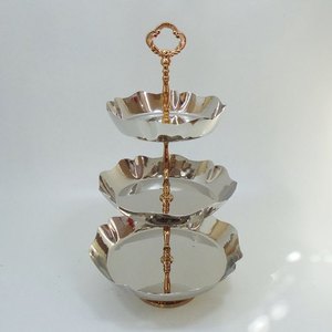 Support à cupcakes de luxe à 3 niveaux en acier inoxydable argenté avec poignée dorée, tour de présentation de desserts en métal pour mariage, fête, buffet - Product Image 1