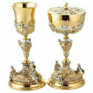 Superbe calice en laiton couleur argent et or, également personnalisable avec un design gravé. Le calice est fait main en laiton de haute qualité pour l'église. - Product Image 1