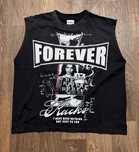 Camiseta sin mangas premium con estampado gráfico, efecto desgastado, lavado vintage, borde sin rematar, estilo punk streetwear. - Product Image 1