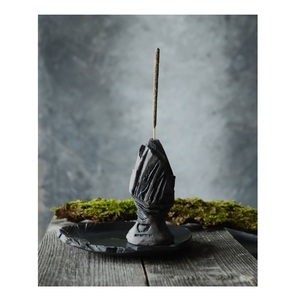 Support à bâtonnets d'encens en céramique noire, plateau attrape-cendres en pierre de lave brute texturée, brûleur d'encens en forme de montagne volcanique - Product Image 3