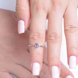 Anillo solitario de amatista púrpura, delicado anillo de boda con gema púrpura de corte ovalado, joyería de piedra de nacimiento para mujer - Product Image 3