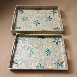 Plateau rectangulaire incrusté de nacre avec motif floral, style bohème artisanal, plateau de service décoratif avec poignées - Product Image 3
