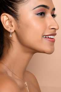 Pendientes de Aro con Inicial de Diamante Cultivado en Laboratorio, Engaste Pavé, Clásicos y Delicados, Tipo Huggies con Letra, Personalizados, Oro Sólido de 14K y 18K, Joyería al por Mayor - Product Image 4