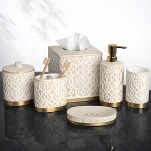 Ensemble de salle de bain blanc design avec accents dorés, parfait pour la décoration festive, les célébrations et les cadeaux. Vente en gros depuis l'Inde. - Product Image 1