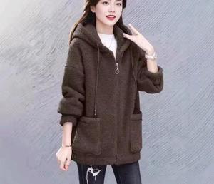 Sudadera con capucha, material básico de mezcla de algodón y poliéster, manga larga, corte ajustado, fabricada en fábrica. - Product Image 3