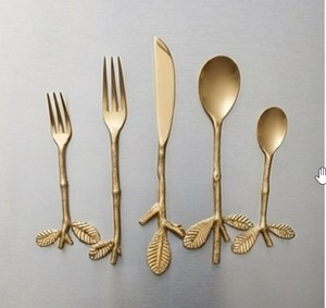 Ensemble de couverts en or inspiré de la nature, finition mate, passe au lave-vaisselle, vaisselle de mariage, couverts en métal avec des poignées à motif de feuilles - Product Image 1