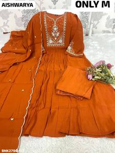 Anarkali Kurti de qualité supérieure en Chanderi avec broderie sur le col et les manches, pantalon uni assorti et dupatta tendance – Mode féminine - Product Image 2