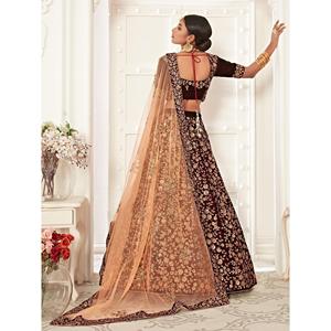 Lehenga choli ผ้ากำมะหยี่ปักสีแดงเข้มสำหรับเจ้าสาว - Product Image 2
