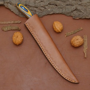 Cuchillo de caza hecho a mano con hoja de acero de Damasco, mango de madera Pakka y filo biselado. - Product Image 4