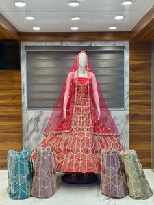 Lehenga Roja Nupcial Directo de Fábrica con Pedrería Pesada y Bordado de Zarkan, Traje de Boda Indio-Pakistaní, con Patta de Lona y Cancan, OEM - Product Image 4