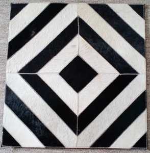 Tapis carré moderne antidérapant en cuir de vachette noir et blanc à motif patchwork pour salon, chambre et entrée - Product Image 1