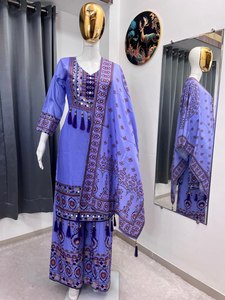 Ensemble ethnique Maslin de qualité supérieure pour femmes |   Kurti imprimé numériquement avec palazzo et dupatta ornés de miroirs - Product Image 2