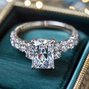 Anillo de Moissanita con Corte Radiante Adelina Rae en Plata de Ley 925, Regalo de Lujo para Boda y Compromiso para Mujer - Product Image 4