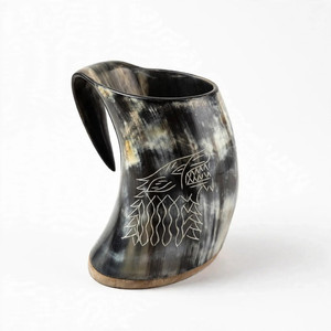 Jarra de Cuerno Natural Hecha a Mano con Grabado Clásico de Barco Vikingo, Taza Rústica Medieval para Beber, Decoración Vintage para Bar en Casa - Product Image 1