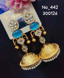 Pendientes Jhumka de estilo étnico Kundan con acabado dorado, piedras de colores y perlas - Product Image 4