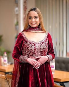 Ensemble de robe longue indienne prête à porter avec dupatta, broderie lourde, travail de séquence de 5 mm, velours, saison des fêtes, tenue de soirée personnalisable - Product Image 3