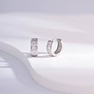 Boucles d'oreilles Huggie vintage unisexes en or jaune 14 carats avec diamant rond taille brillant, or massif, cadeau, usage quotidien - Product Image 2