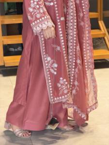 Conjunto de diseñador con bordado Mul Chanderi, top Mul Chanderi, pantalón Mul Chanderi y dupatta Mul Chanderi, completamente cosido y listo para usar. - Product Image 2