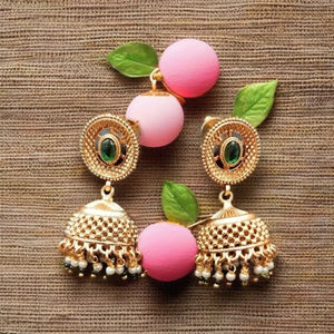 Pendientes Jhumka Tradicionales Indios de Latón, Chapados en Oro, con Perlas, a la Moda - Product Image 2