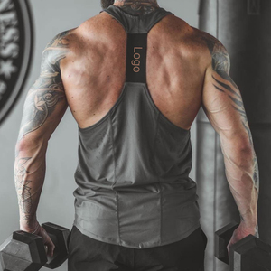 Camiseta sin mangas para hombre, de color sólido, de secado rápido, con cuello redondo, corte deportivo, con logo en la espalda, para entrenamiento. - Product Image 1