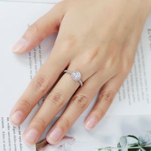 Anillo de Compromiso AMBER JEWELS T-1736 para Mujer, Plata 925 con Baño de Rodio, Moissanita, Corte Brillante, Engaste de Garras, Estilo Romántico, Certificado IGI - Product Image 1