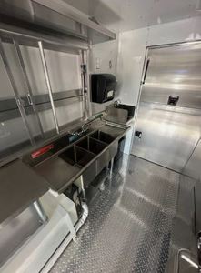 Food truck d'occasion en bon état avec cuisine neuve à vendre à prix abordable - Product Image 6
