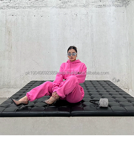 Ensemble de sweat-shirts à capuche oversize en molleton personnalisé, vente en gros pour femmes, ensemble deux pièces composé d'un haut court et d'un pantalon de survêtement pour femmes - Product Image 3