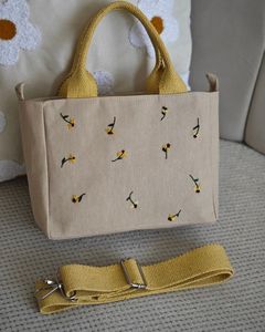 Sac fourre-tout en toile beige avec fleurs et cœurs brodés, style bohème, usage quotidien, 100% toile de coton, écologique - Product Image 3