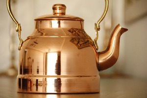 Théière vintage en cuivre avec poignée en bois, bec courbé et couvercle, pot à eau en métal, bouilloire décorative au design classique - Product Image 5