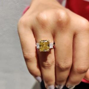 Anillo de Diamantes Amarillo Radiante con Corte Princesa en los Laterales, Oro Sólido, Anillo de Compromiso de Tres Piedras, Anillo Nupcial de Lujo - Product Image 1