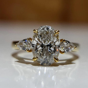 Anillo de Compromiso de Moissanita de Corte Ovalado Premium en Plata de Ley 925 con Brillantes Piedras de Acento en Forma de Pera - Product Image 3